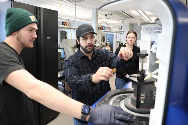 机械工程专业的学生在实验室里使用设备
